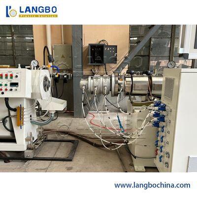 CE ISO ท่อพีวีซี Extrusion Line เส้นผ่านศูนย์กลางท่อ 16 - 630 มม. 22-160KW กำลังของเครื่องอัดรีด