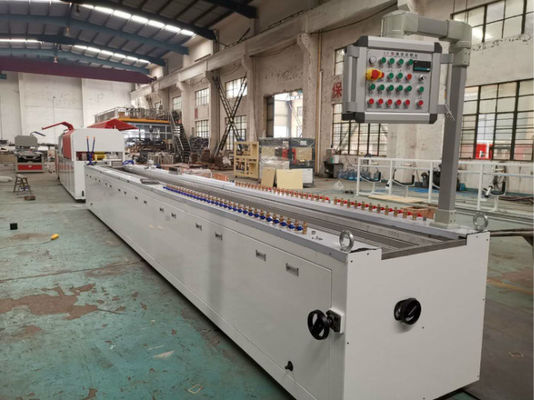 เสียงต่ําสามารถปรับแต่งได้ PVC โปรไฟล์ extrusion เส้นทางมีประสิทธิภาพสูง