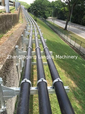 สายการผลิตท่อ PE HDPE Extrusion Line กับถังสูบ 11 เมตรและเครื่องตัดดาว