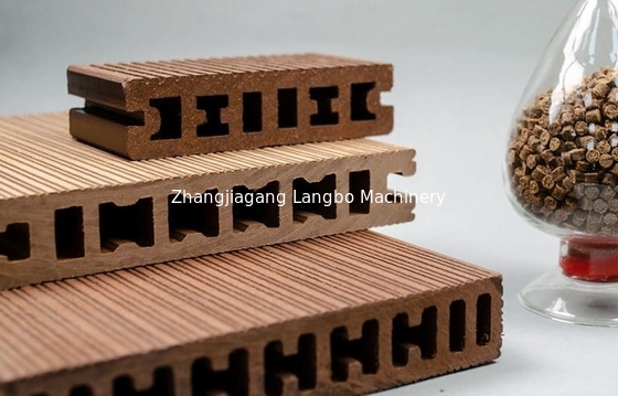 สกรูคู่ WPC Pelletizing Extrusion Line Decking Board 350KG / H