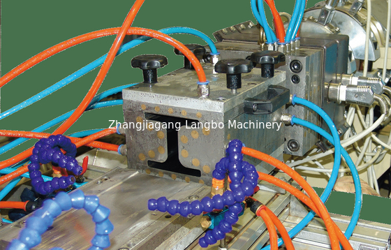สกรูคู่ WPC Pelletizing Extrusion Line Decking Board 350KG / H