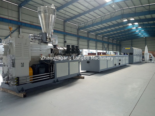 กันน้ำ Wpc Decking Extrusion Line เครื่องตัดเลื่อย Outdoor