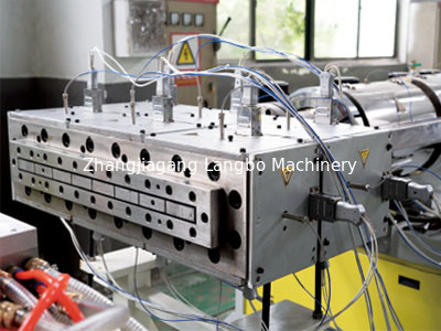 อัตโนมัติ โคนิก Twin Screw Extruder พลาสติก WPC PVC พานล็อคเพลย์พาว์ด / รายละเอียดหน้าต่าง / กรอบประตู