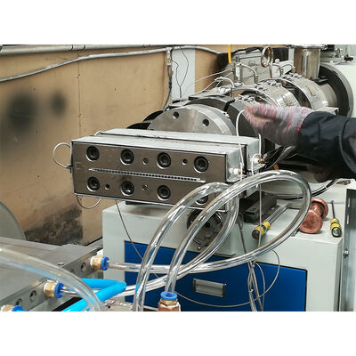 Motor Power สายการผลิตผลิตโปรไฟล์พลาสติก PVC แบบอัตโนมัติเต็ม สําหรับการผลิตชั้นนํา
