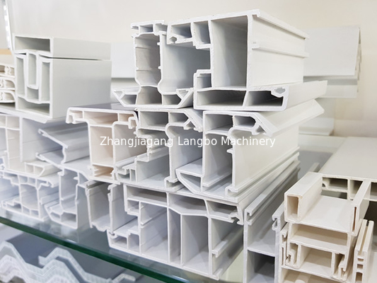 เครื่องผลักดันที่ปรับปรุงให้เหมาะสมสําหรับเจโอเมตรีหน้าต่าง PVC ที่ซับซ้อน